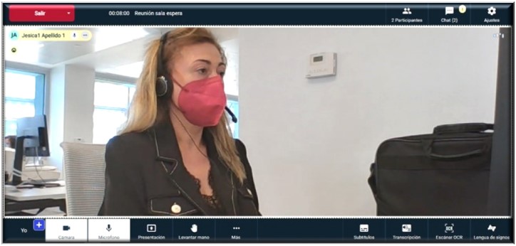 Vista de primer plano con los botones de cámara y micrófono activados y el resto de funciones disponibles